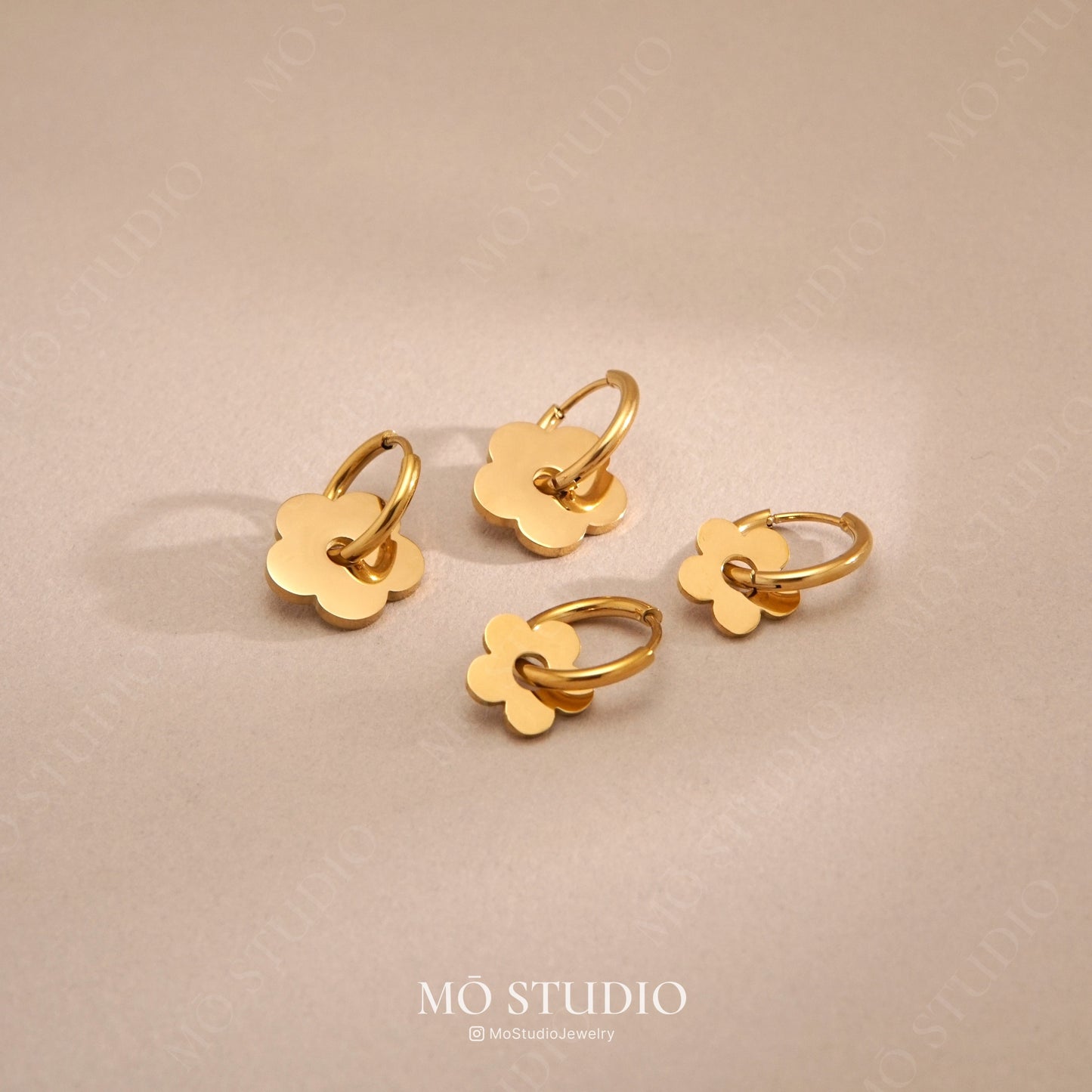 gold daisy earrings size comparison – small and large