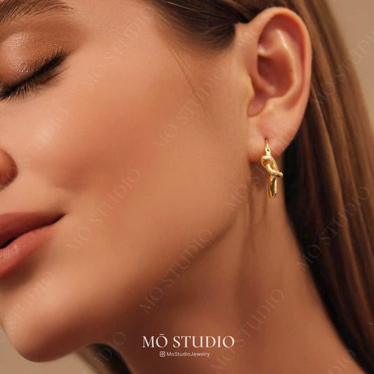 22mm minimalist gold knot huggie hoops