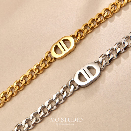chunky gold cuban link necklace close up